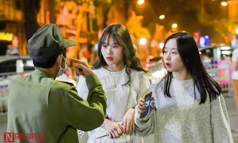 Hà Nội: “Quên” khẩu trang, nhiều người không được vào phố đi bộ